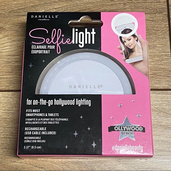 🆓FREE ADD-ON to BUNDLES OVER $50🆓 Selfie Light - Picture 1 of 3